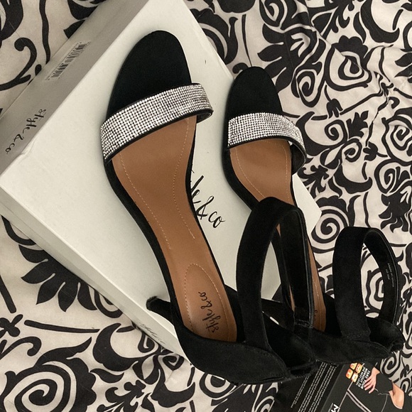 Gently used excellent condition black shoes from style & co- size 10.5 - Picture 3 of 12